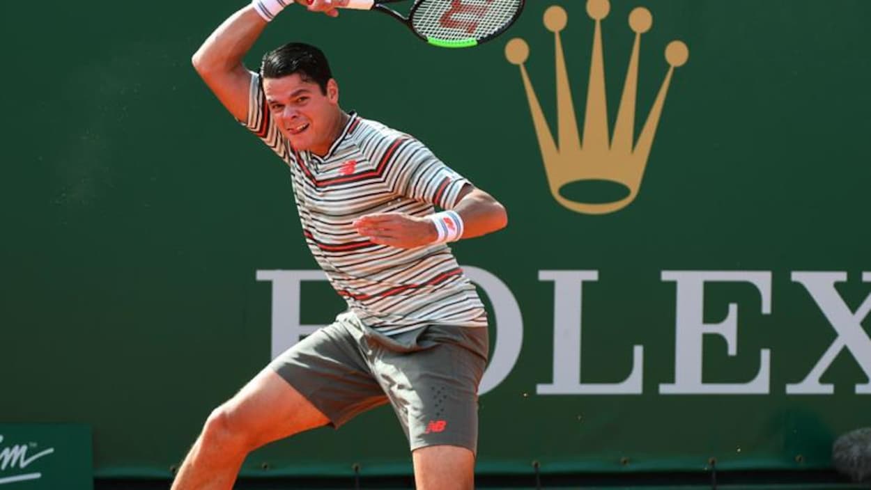 Milos Raonic renvoie la balle d'un coup droit au Masters de Monte-Carlo Milos Raonic renvoie la balle d'un coup droit au Masters de Monte-Carlo