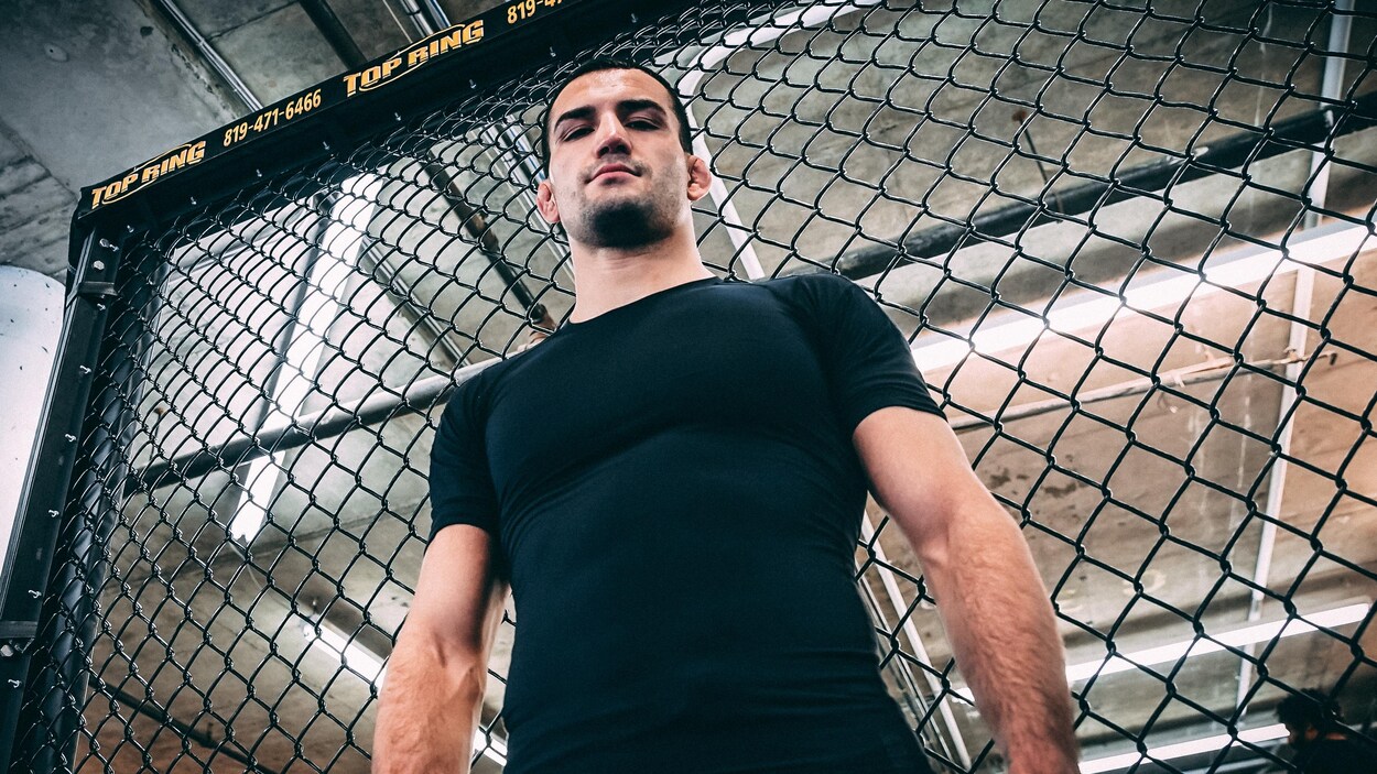 Mirsad Bektic se tient debout devant un grillage dans une salle d'entraînement. Mirsad Bektic se tient debout devant un grillage dans une salle d'entraînement.