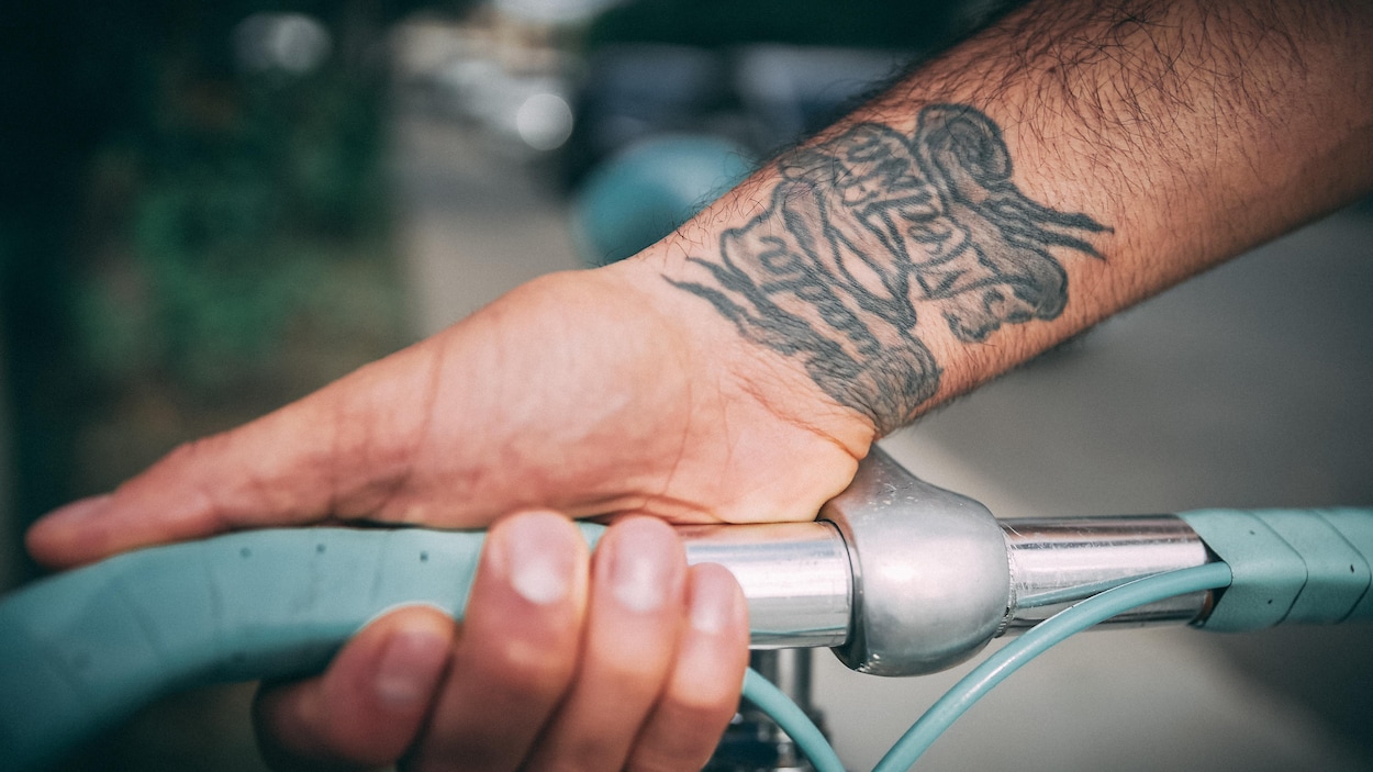 Le poignet droit de Mirsad Bektic montre un tatouage. Le poignet droit de Mirsad Bektic montre un tatouage.