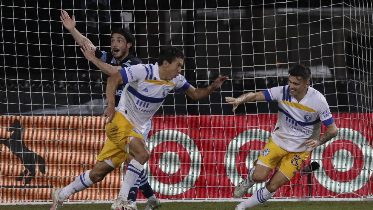 Deux joueurs se félicitent après un but.