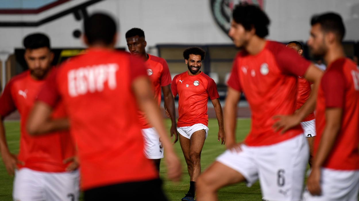 Il dribble le ballon.