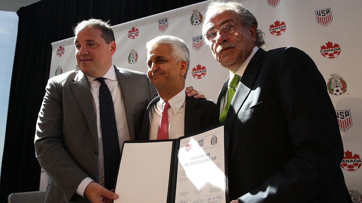 Le président de Soccer Canada Victor Montagliani (à gauche), de US Soccer Sunil Gulati (au centre) et de la Fédération mexicaine de soccer Decio De Maria (à droite) Le président de Soccer Canada Victor Montagliani (à gauche), de US Soccer Sunil Gulati (au centre) et de la Fédération mexicaine de soccer Decio De Maria (à droite)