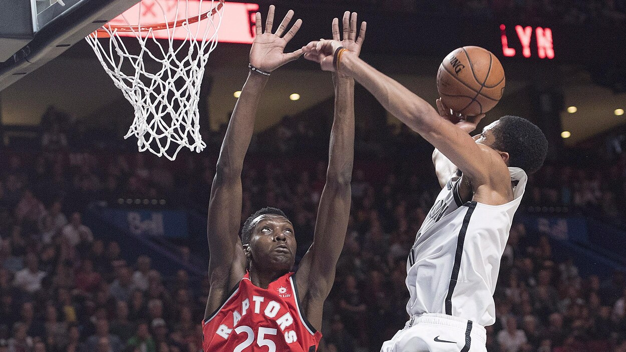Le centre des Raptors de Toronto Chris Boucher bloque le tir du garde de Spencer Dinwiddie. Le centre des Raptors de Toronto Chris Boucher bloque le tir du garde de Spencer Dinwiddie.