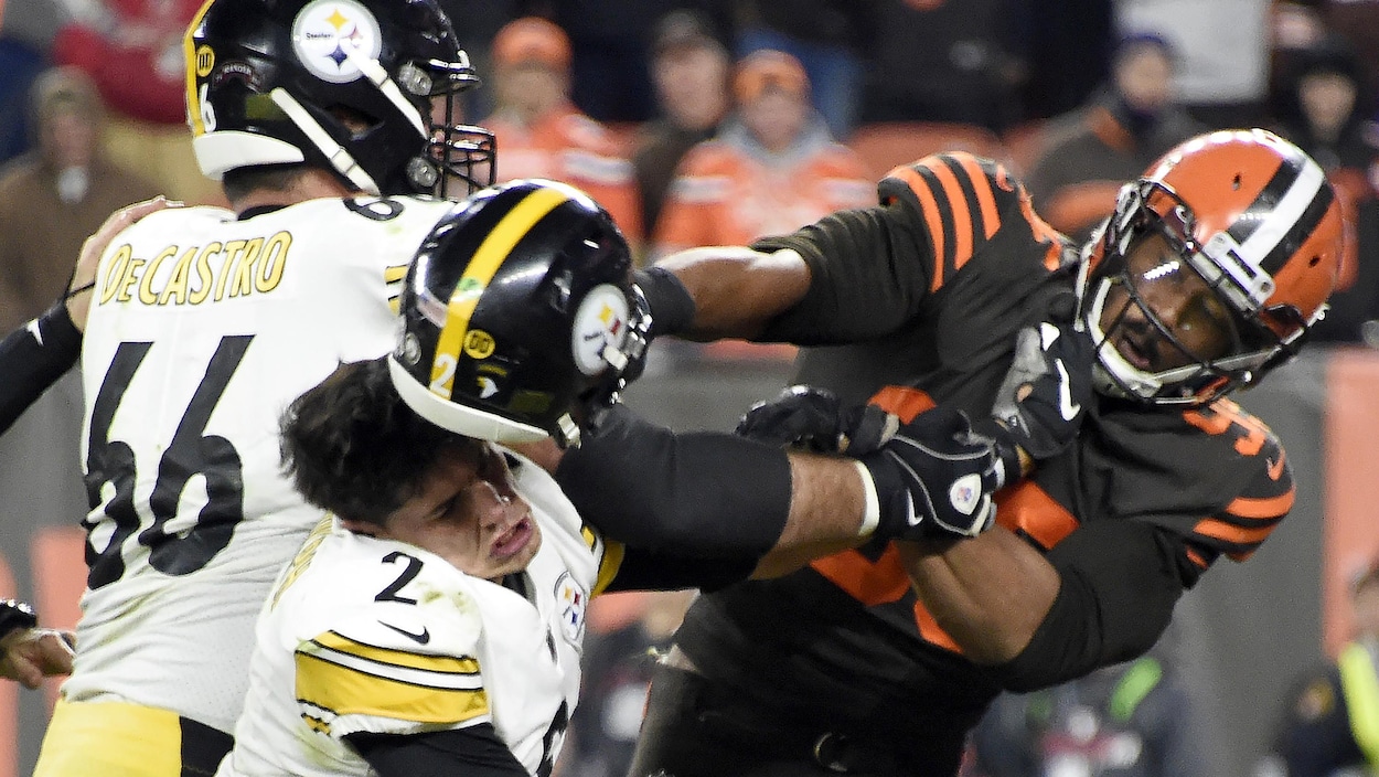 Le joueur des Browns de Cleveland assène un coup de casque au quart des Steelers de Pittsburgh.