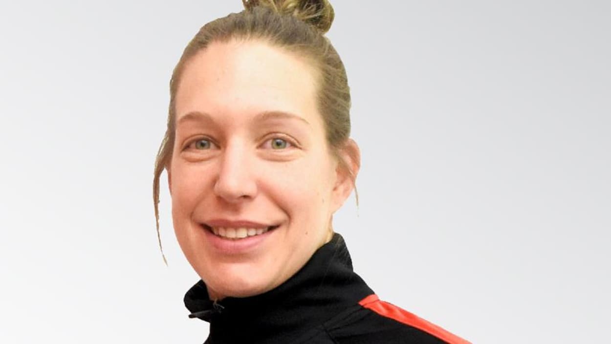 Myriam Karine Da Silva Rondeau sourit de près à la caméra