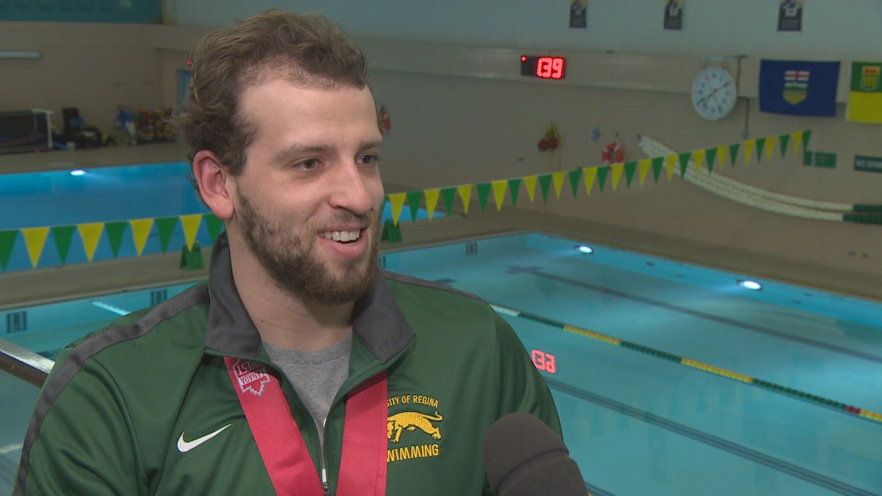 Étienne Paquin-Foisy en entrevue dans les gradins à la piscine de l'Université de Regina.