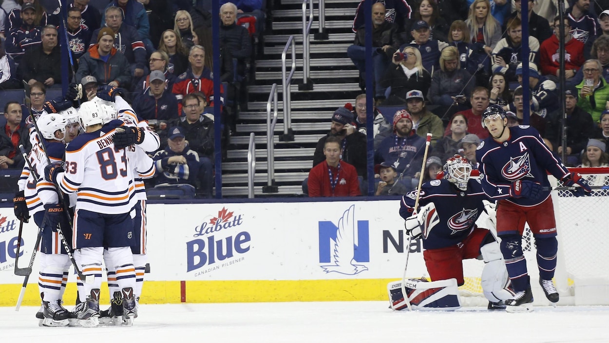 Des joueurs des Oilers célèbrent un but. Des joueurs des Oilers célèbrent un but.