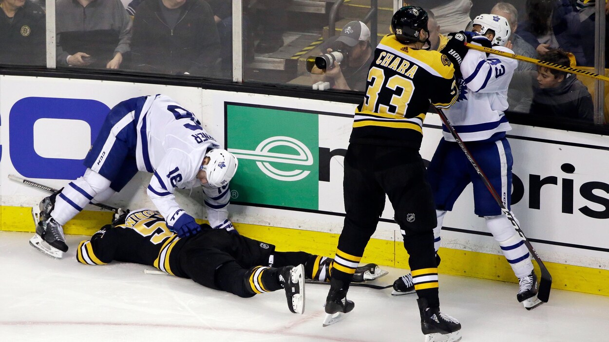 Mitchell Marner est penché au-dessus de Tommy Wingels, tandis que Zdeno Chara s'en prend à Nazem Kadri. Mitchell Marner est penché au-dessus de Tommy Wingels, tandis que Zdeno Chara s'en prend à Nazem Kadri.