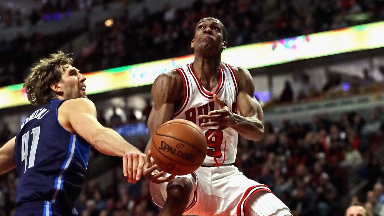Rajon Rondo, défendu par Dirk Nowitzki, tente un tir. Rajon Rondo, défendu par Dirk Nowitzki, tente un tir.