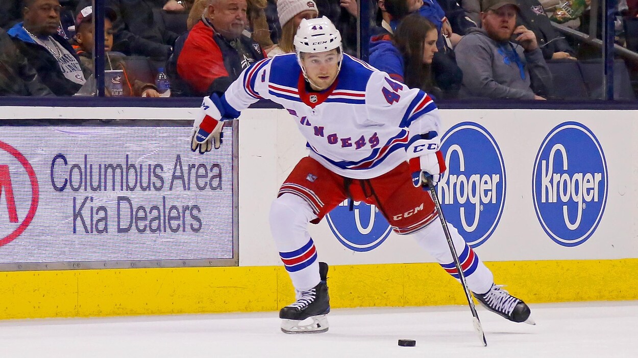 Le défenseur est en action dans l'uniforme des Rangers pendant un match en 2019.