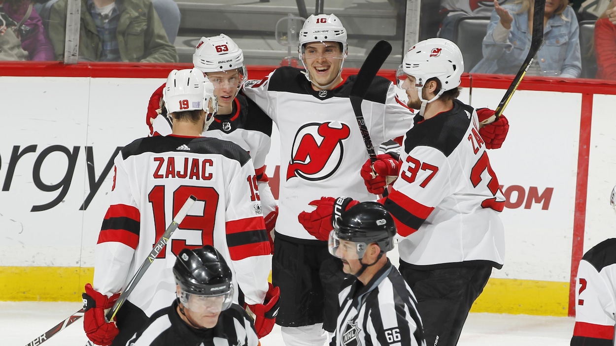 Les Devils du New Jersey célèbrent un but. Les Devils du New Jersey célèbrent un but.