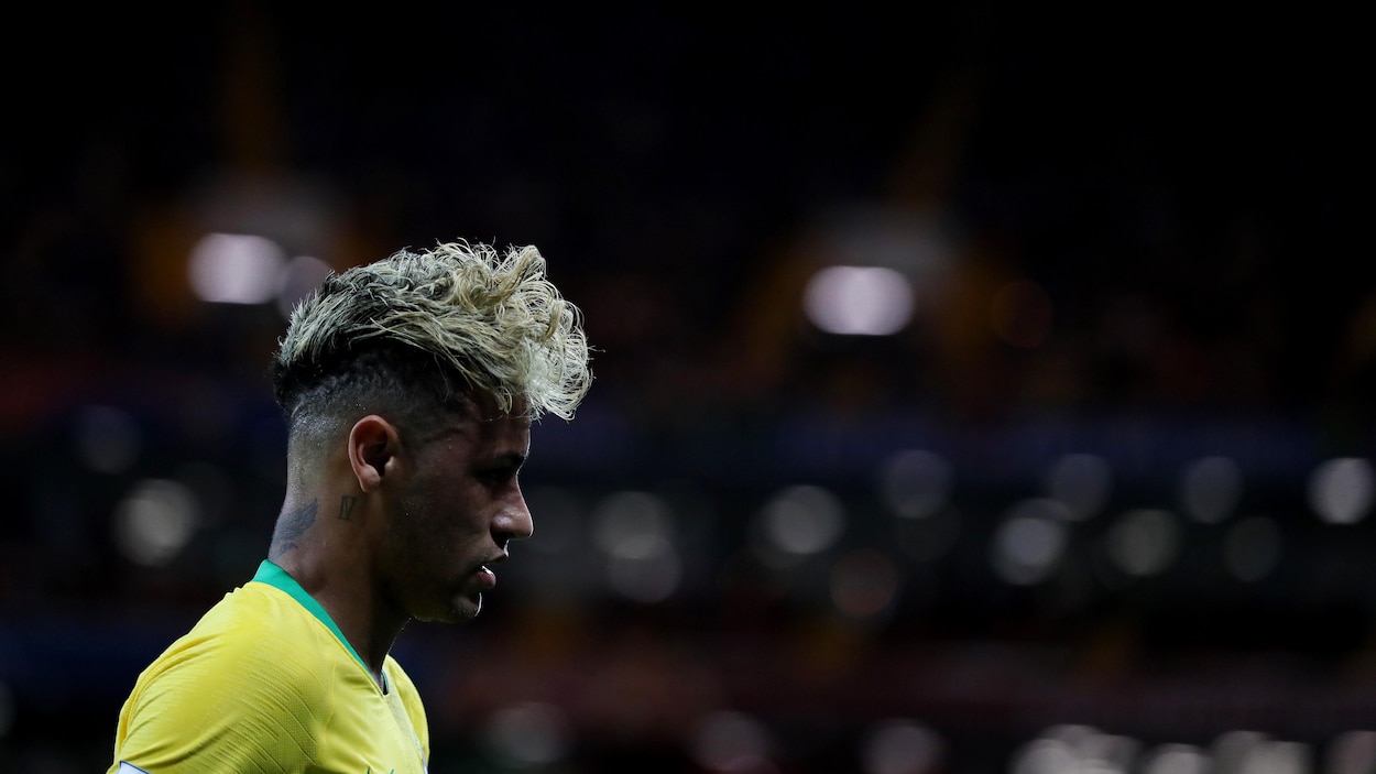 Neymar dans les lumières du stade de Rostov
