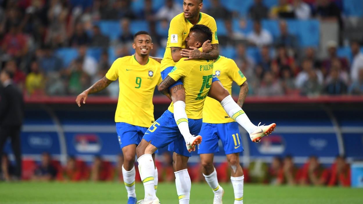 Neymar saute dans les bras de Paulinho après son but contre la Serbie.