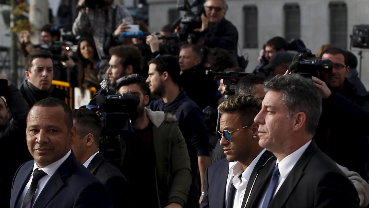 Les caméras entourent Neymar à son arrivée.