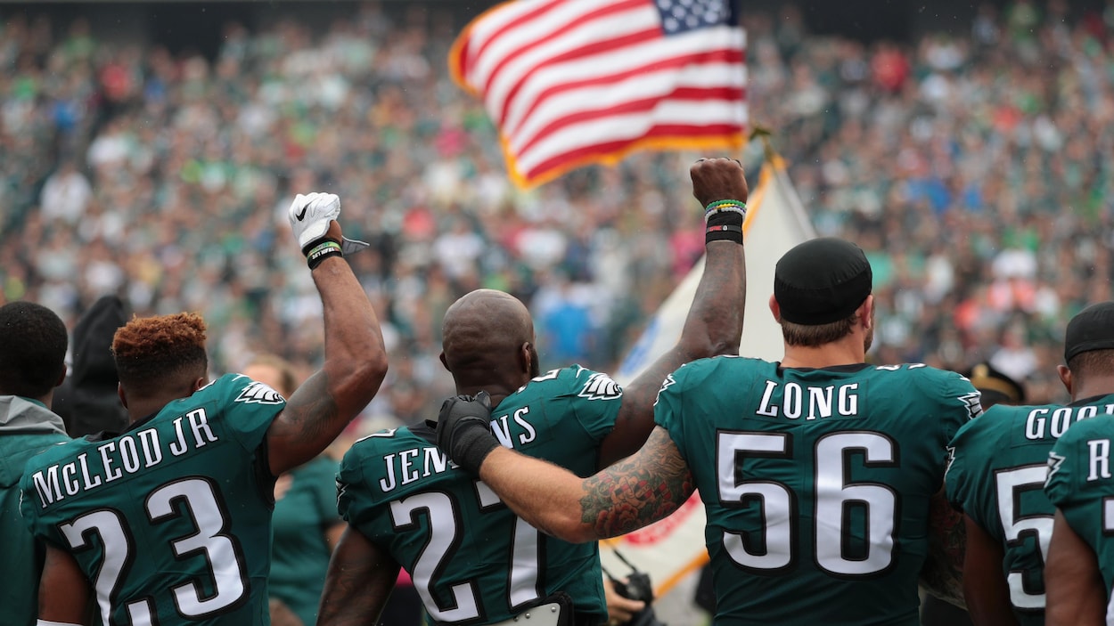 Rodney McLeod #23, Malcolm Jenkins #27 et Chris Long #56 des Eagles de Philadelphie. Rodney McLeod #23, Malcolm Jenkins #27 et Chris Long #56 des Eagles de Philadelphie.