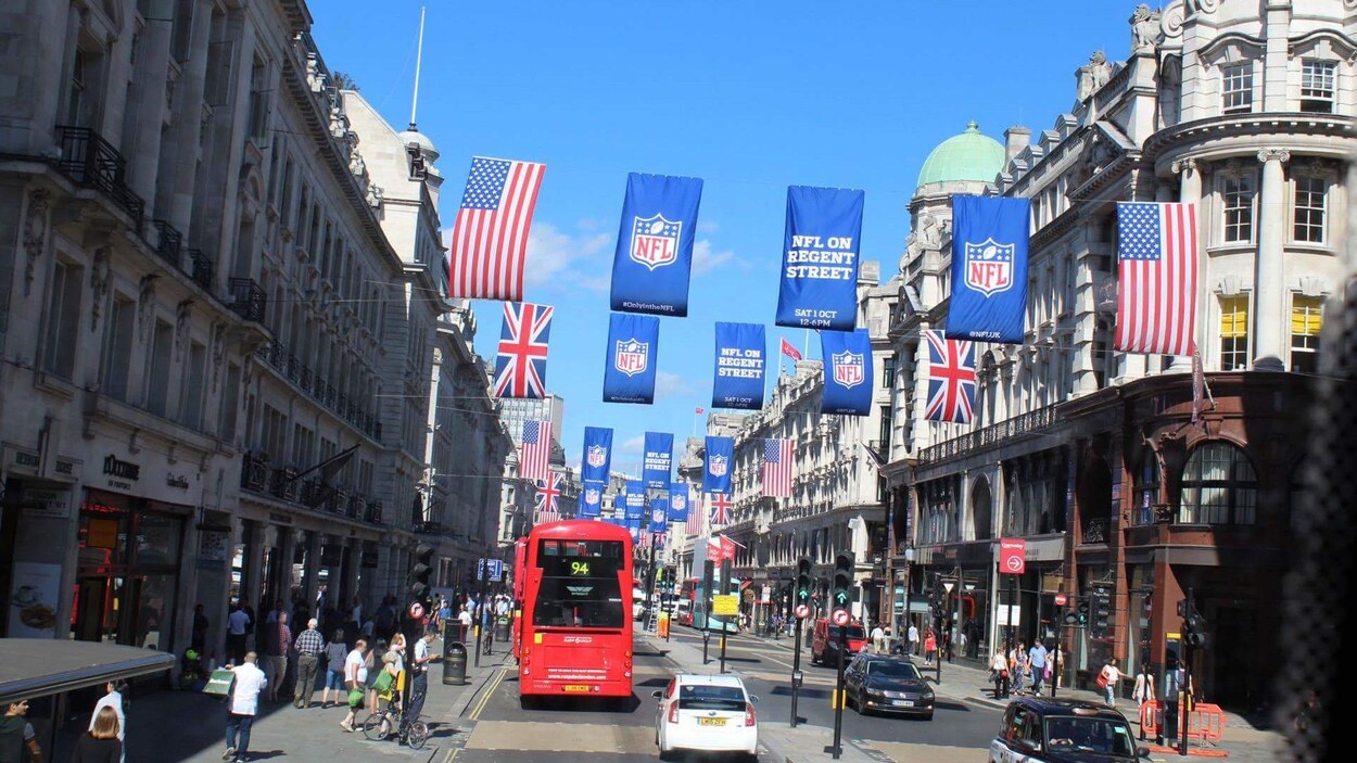Une rue de Londres décorée de drapeaux britanniques, américains et de la NFL.