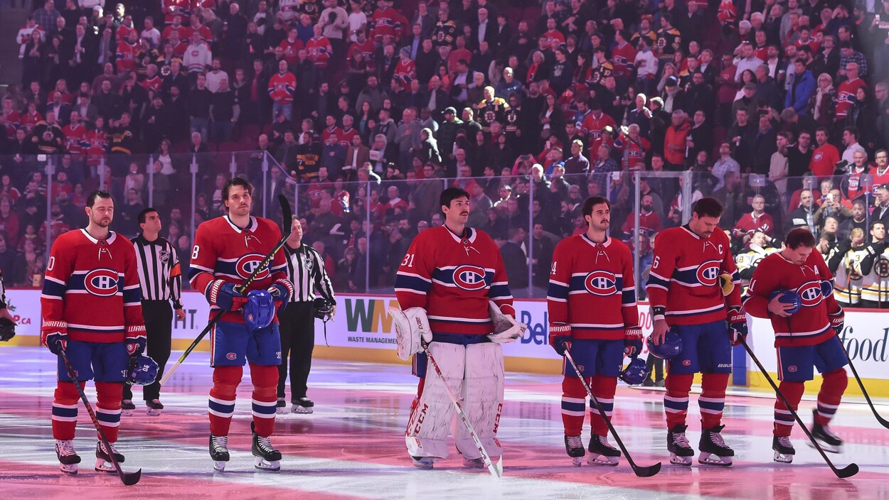 Les six partants sont sur leur ligne bleue pendant l'hymne national.