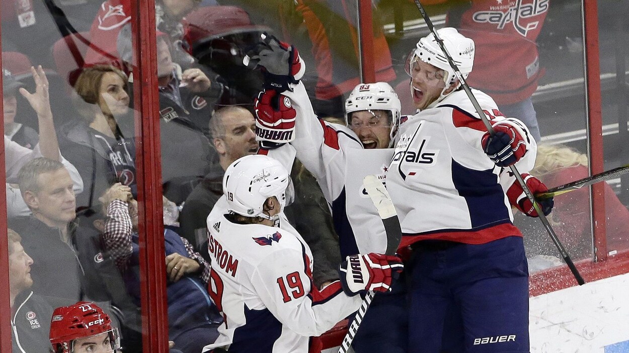 Nicklas Backstrom, Jay Beagle et John Carlson des Capitals Nicklas Backstrom, Jay Beagle et John Carlson des Capitals