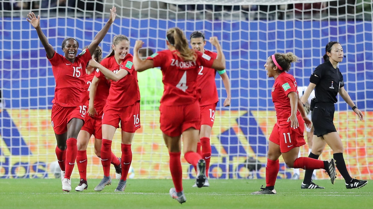 Elles célèbrent une victoire.