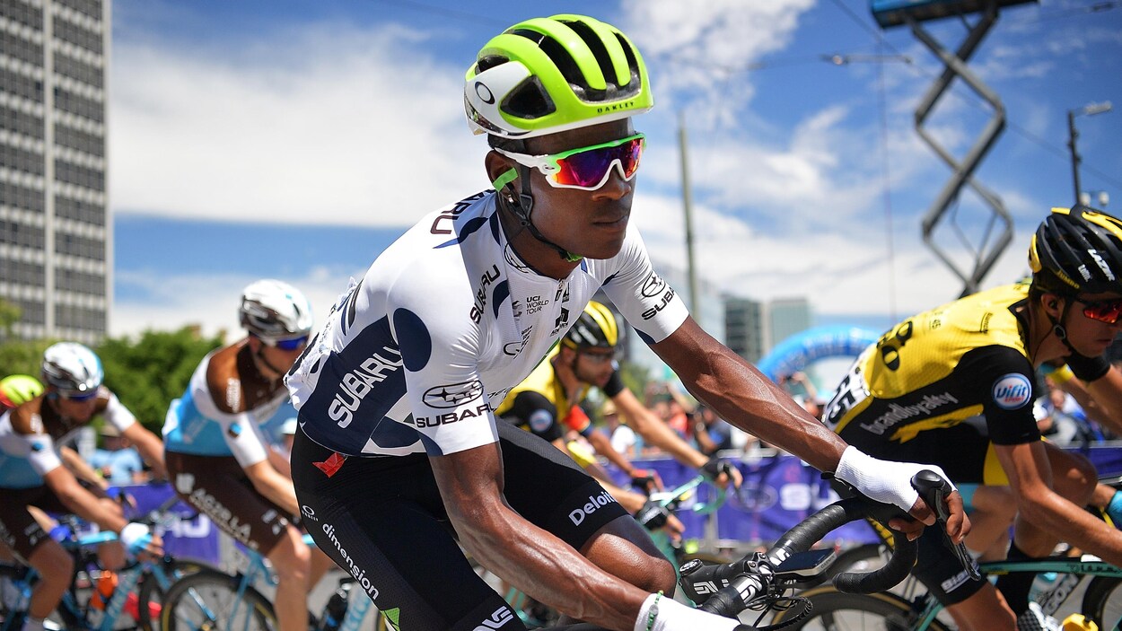 Il pédale, au sein d'un peloton, pendant le Tour Down Under en Australie en 2018.