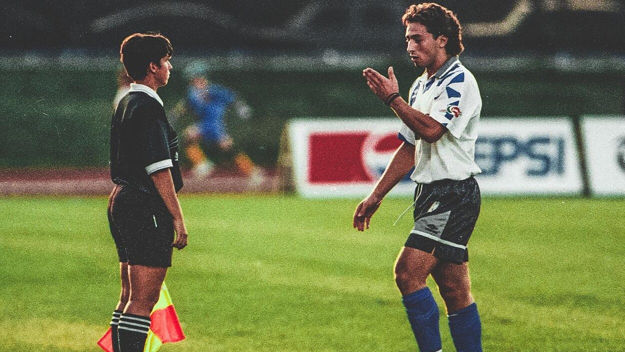 Nick de Santis, de l'Impact, se tient près d'un juge de ligne pendant un match, en 1993. Nick de Santis, de l'Impact, se tient près d'un juge de ligne pendant un match, en 1993.