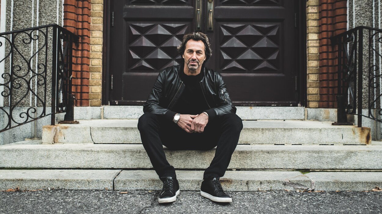 Nick De Santis est assis dans un escalier et regarde la caméra. Nick De Santis est assis dans un escalier et regarde la caméra.