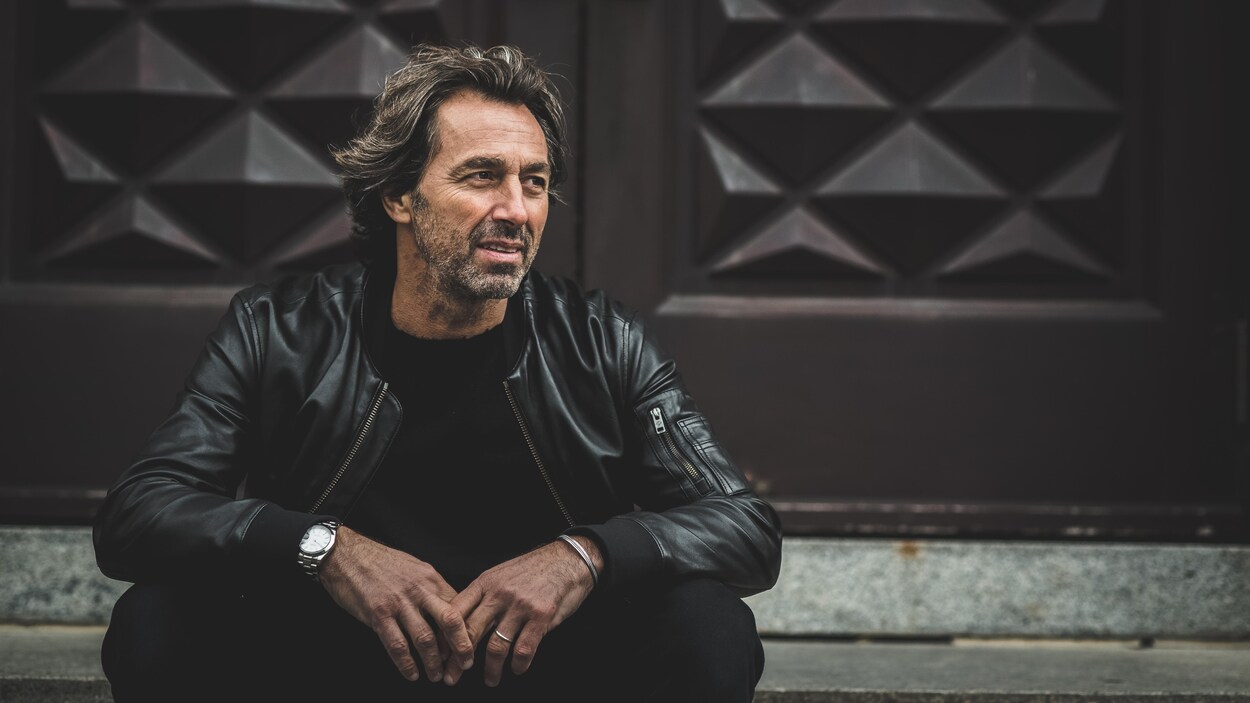 Assis dans un escalier, Nick De Santis regarde au loin. Assis dans un escalier, Nick De Santis regarde au loin.