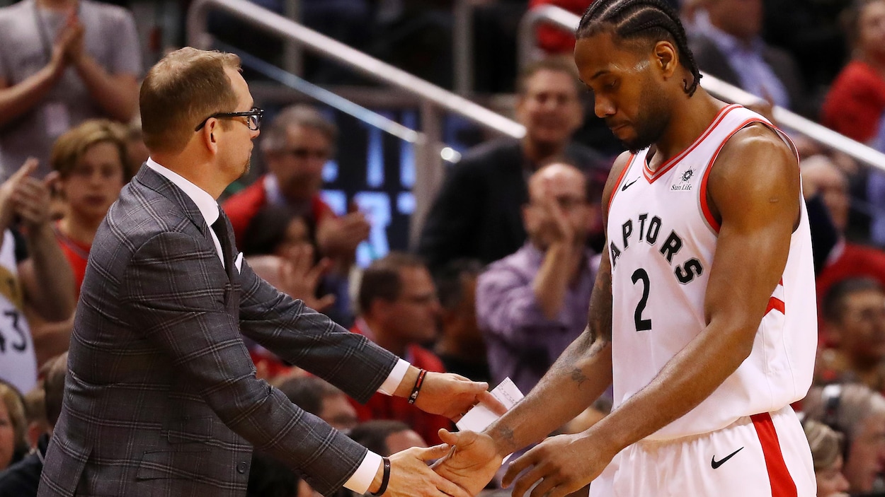 Nick Nurse tape dans la main de Kawhi Leonard.