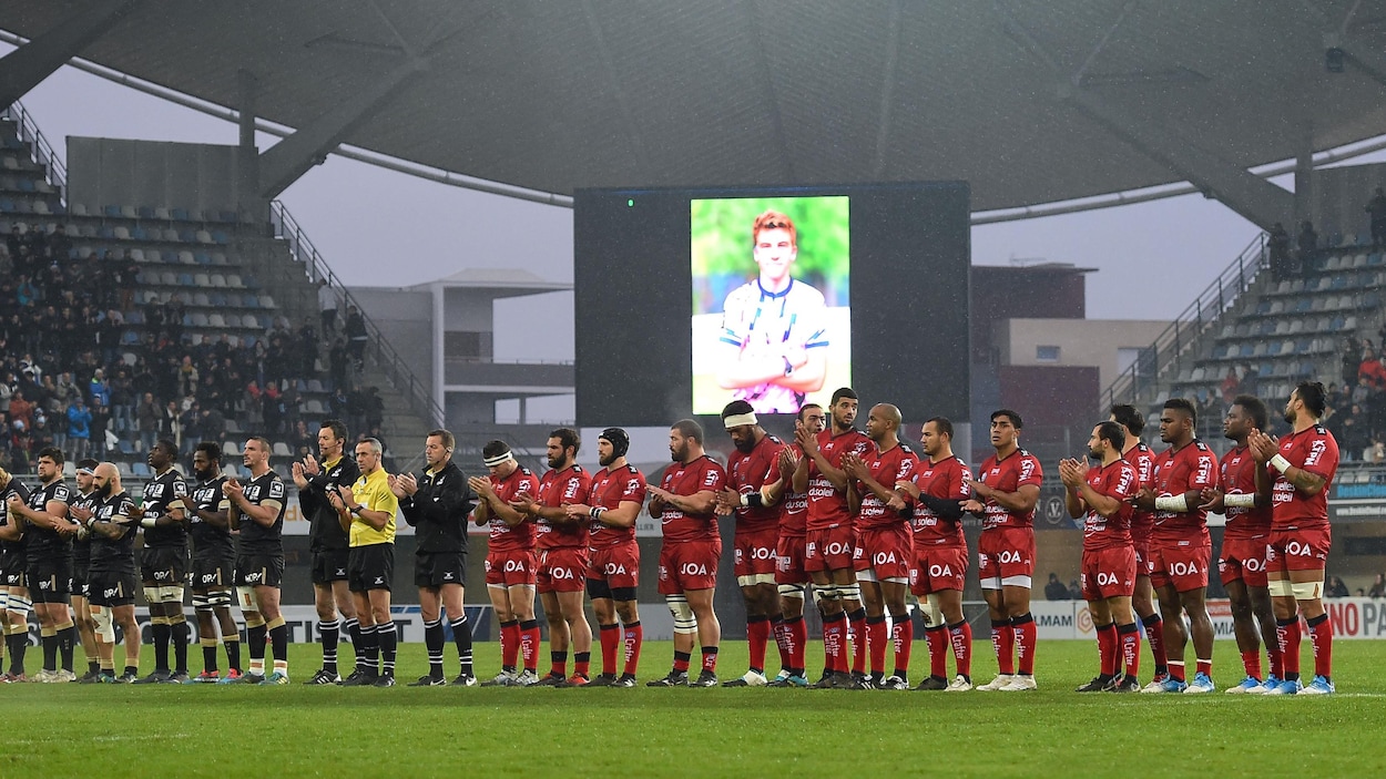 Les équipes françaises de Montpellier et Toulon lors d'un hommage à Nicolas Chauvin, jeune joueur de rugby décédé le 12 décembre 2018.