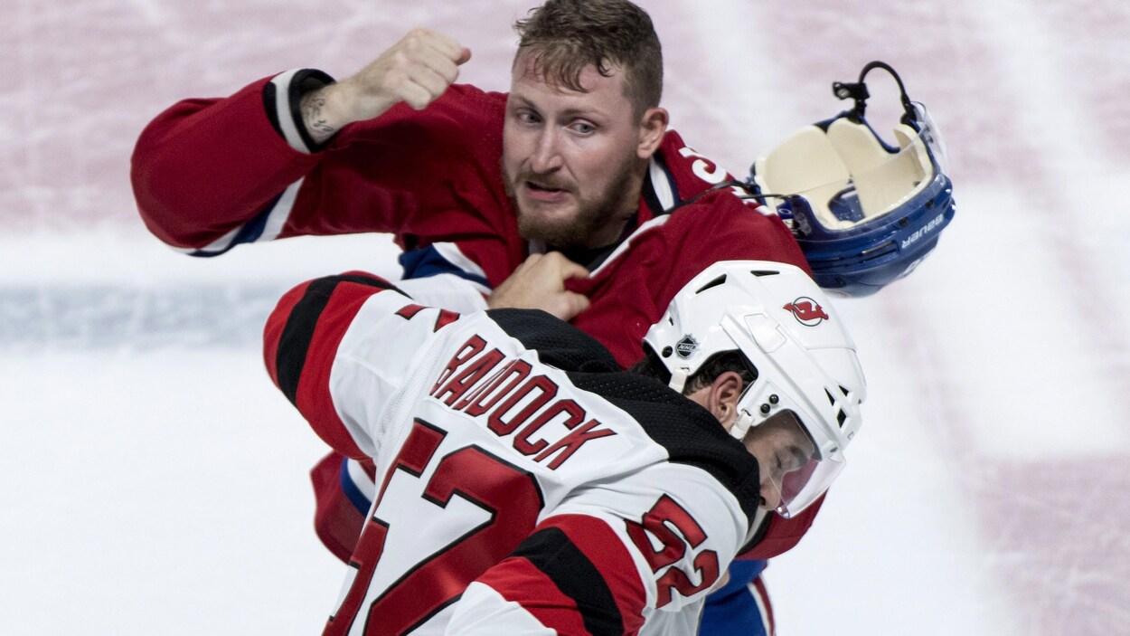 Nicolas Deslauriers tente de frapper Brandon Baddock au visage