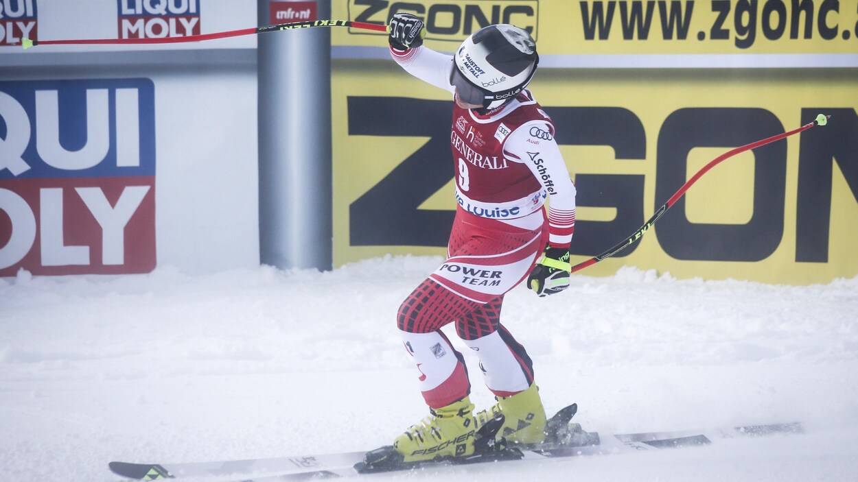 La skieuse est en liesse.