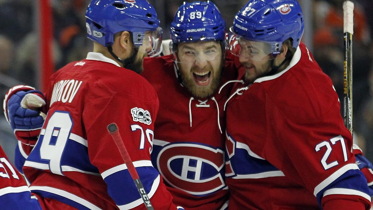 Nikita Nesterov (au centre) exulte. Nikita Nesterov (au centre) exulte.