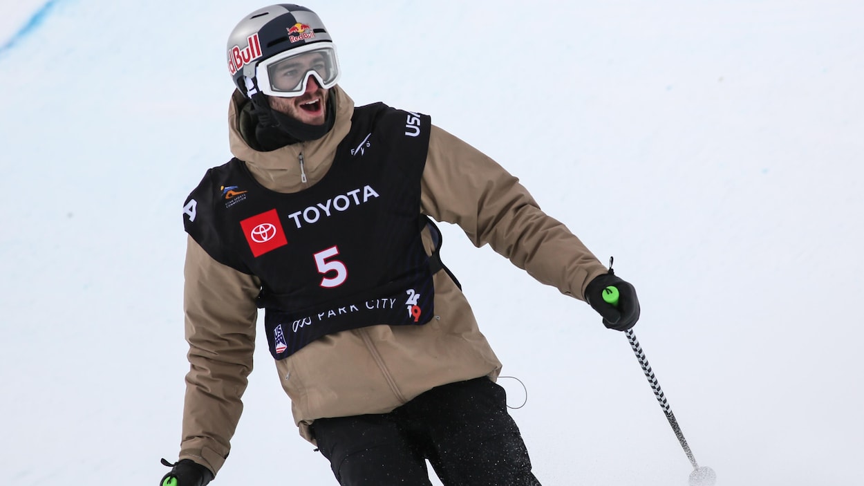 Noah Bowman sourit après avoir terminé son parcours en demi-lune.