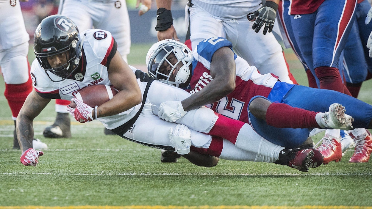 Noel Thomas, du Rouge et Noir d'Ottawa, est plaqué par Dominique Ellis, des Alouettes de Montréal