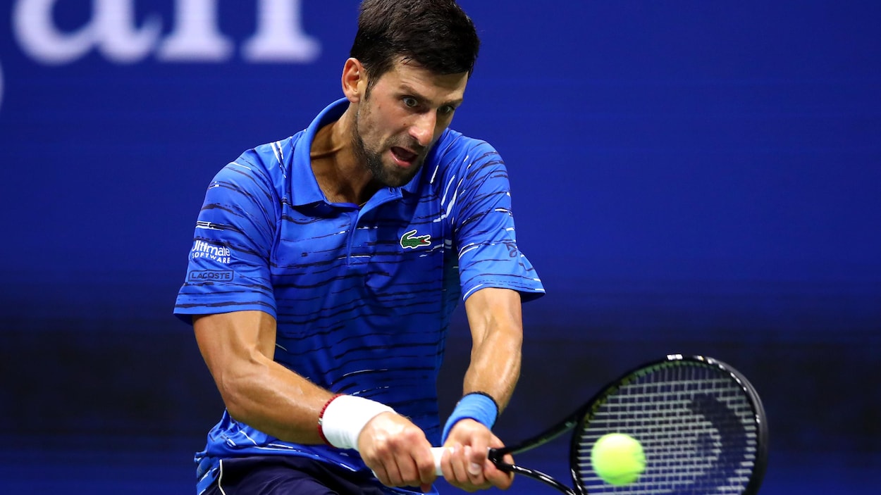 Novak Djokovic frappe un revers à deux mains.