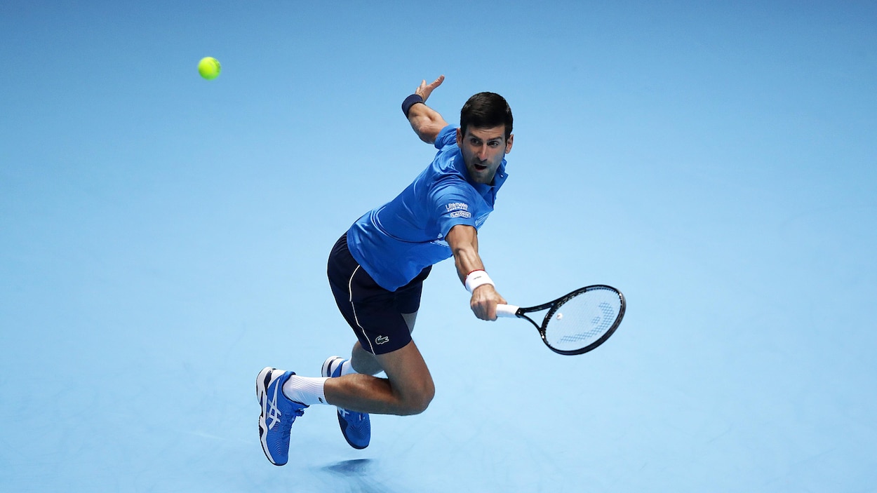 Novak Djokovic frappe une balle de tennis.