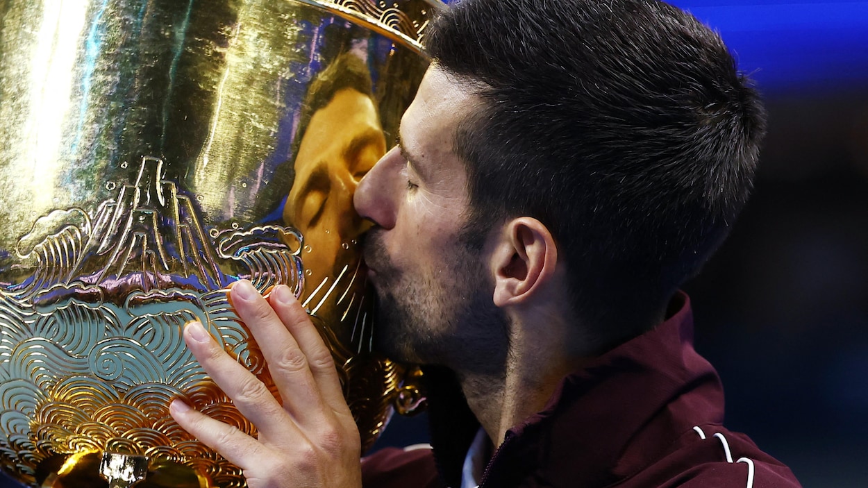 À 39 ans, Novak Djokovic décroche son 102e titre après l’abandon d’Alex de Minaur