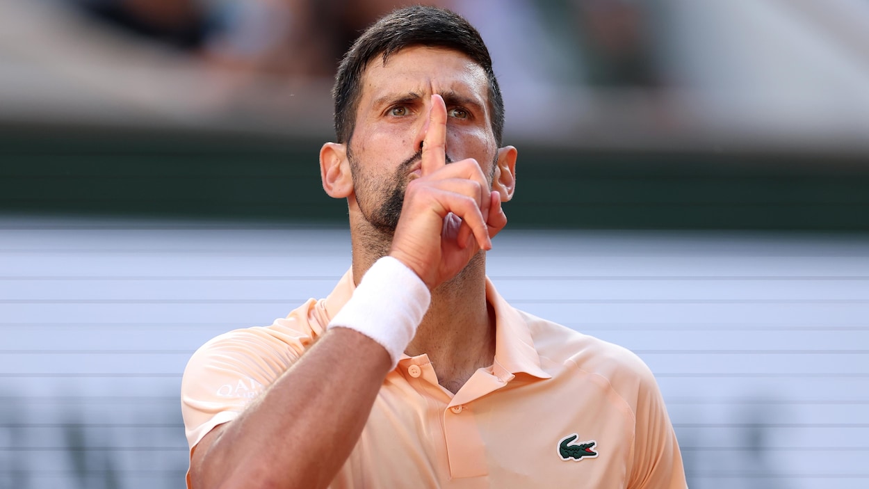 Novak Djokovic cède une manche, mais avance au 3e tour à Paris