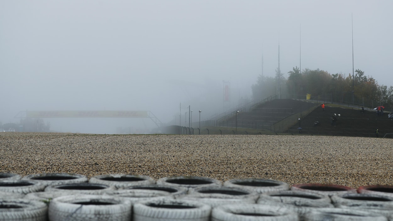 La pluie tombe et la brume enveloppe le circuit.