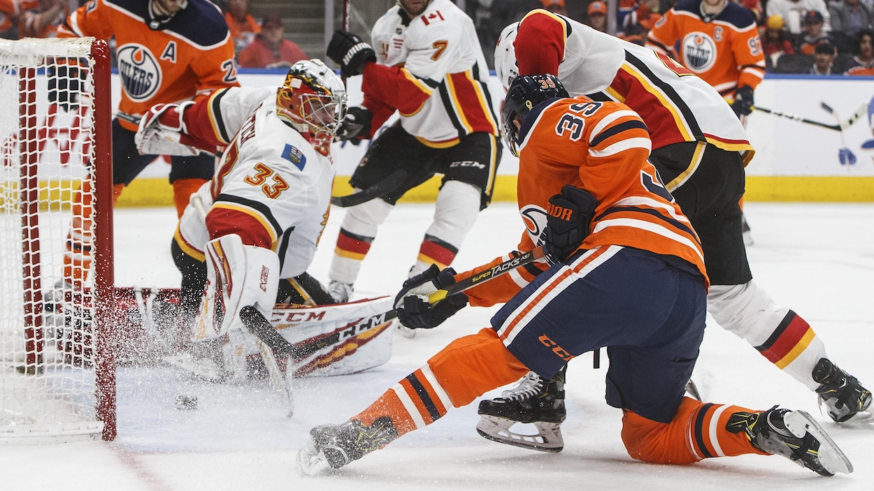 Alex Chiasson des Oilers inscrit un but face au gardien David Rittich des Flames.