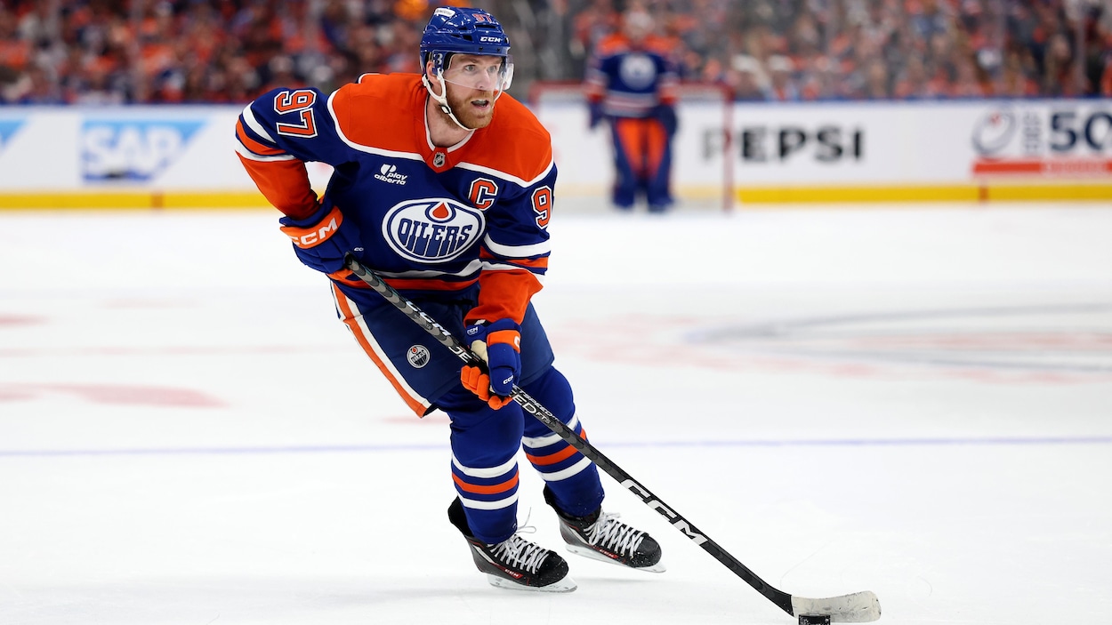 Connor McDavid reçoit le trophée Ted-Lindsay pour la 5e fois et égale Wayne Gretzky