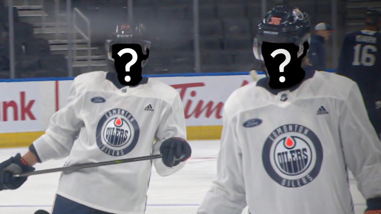 Deux joueurs des Oilers lors d'un entraînement, dont les visages ont été remplacé par des points interrogation.