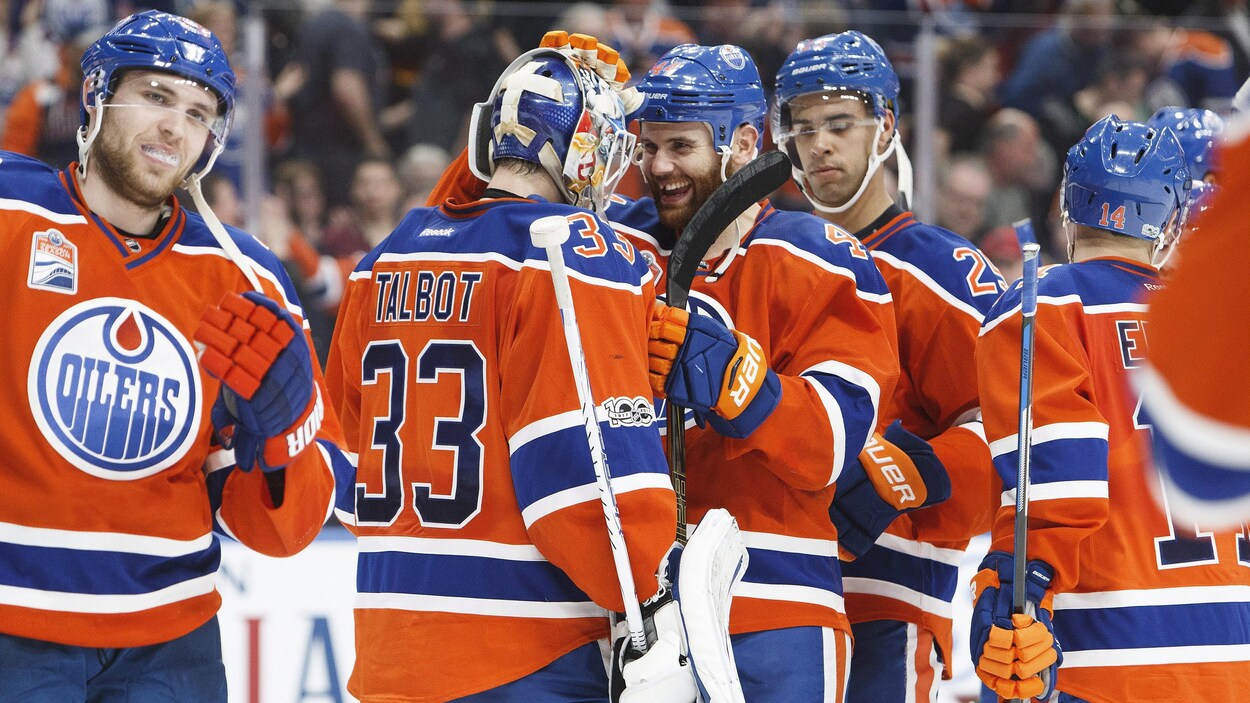 Le gardien des Oilers, Cam Talbot, reçoit les félicitations de Zack Kassian après un jeu blanc face aux Canucks de Vancouver. Le gardien des Oilers, Cam Talbot, reçoit les félicitations de Zack Kassian après un jeu blanc face aux Canucks de Vancouver.