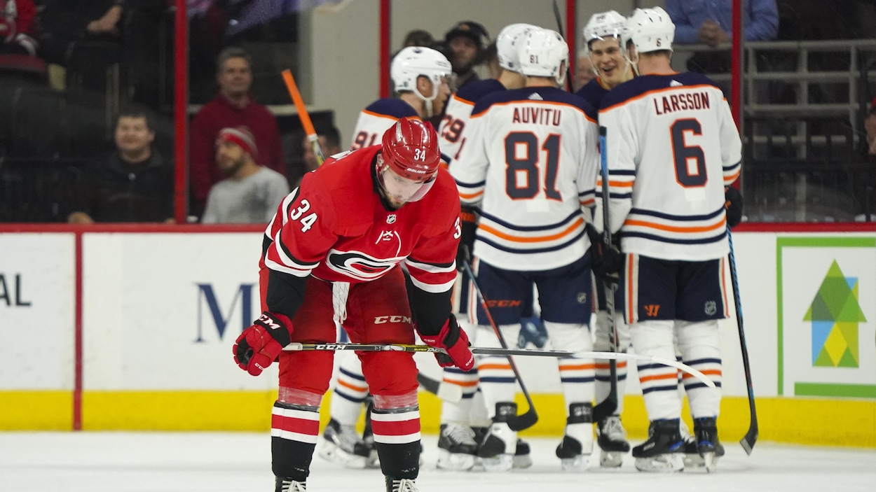 Les Oilers d'Edmonton célèbrent un but contre les Hurricanes de la Caroline. Les Oilers d'Edmonton célèbrent un but contre les Hurricanes de la Caroline.