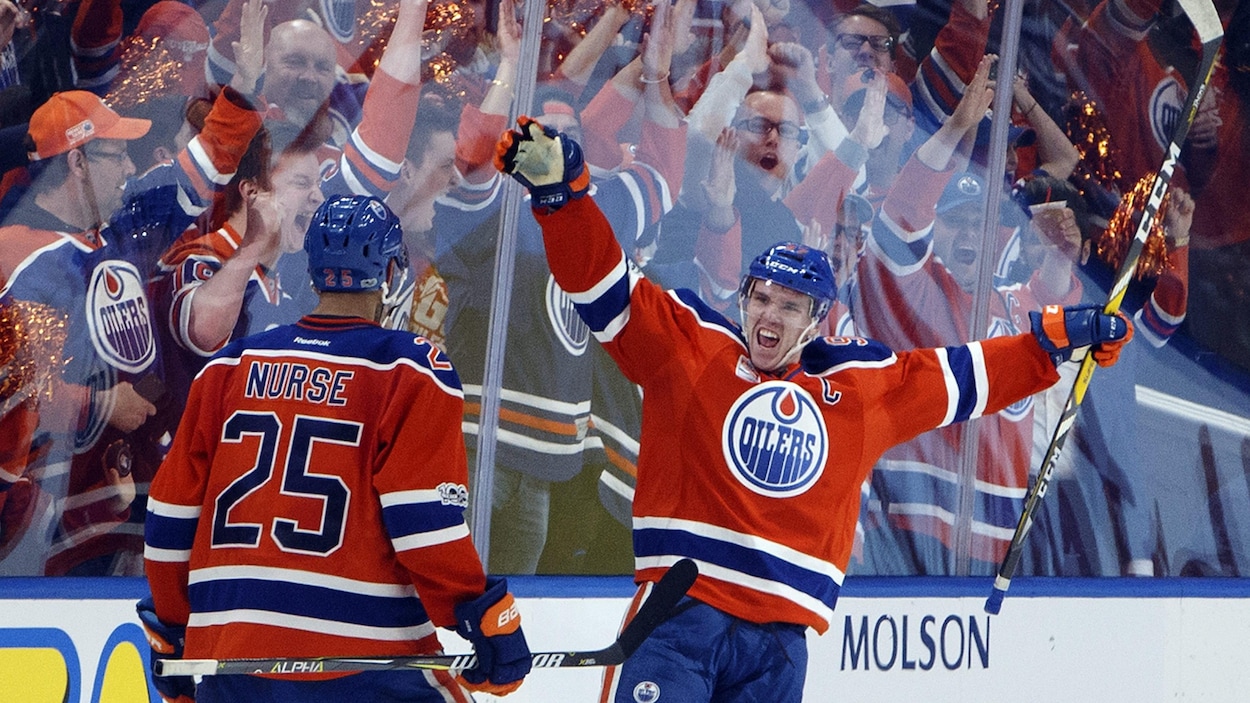 Darnell Nurse et Connor McDavid célèbrent un but des Oilers durant les séries éliminatoires de 2017.