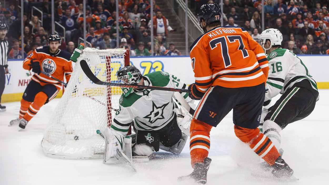 Le gardien des Stars Anton Khudobin regarde la rondelle qui vient de passer derrière lui. Le gardien des Stars Anton Khudobin regarde la rondelle qui vient de passer derrière lui.