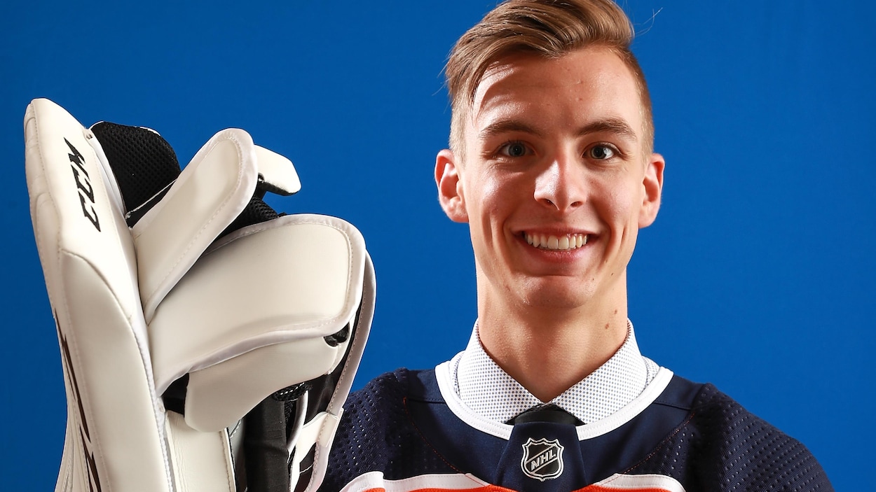 Olivier Rodrigue porte un chandail des Oilers, ainsi que son bloqueur et sa mitaine de gardien.