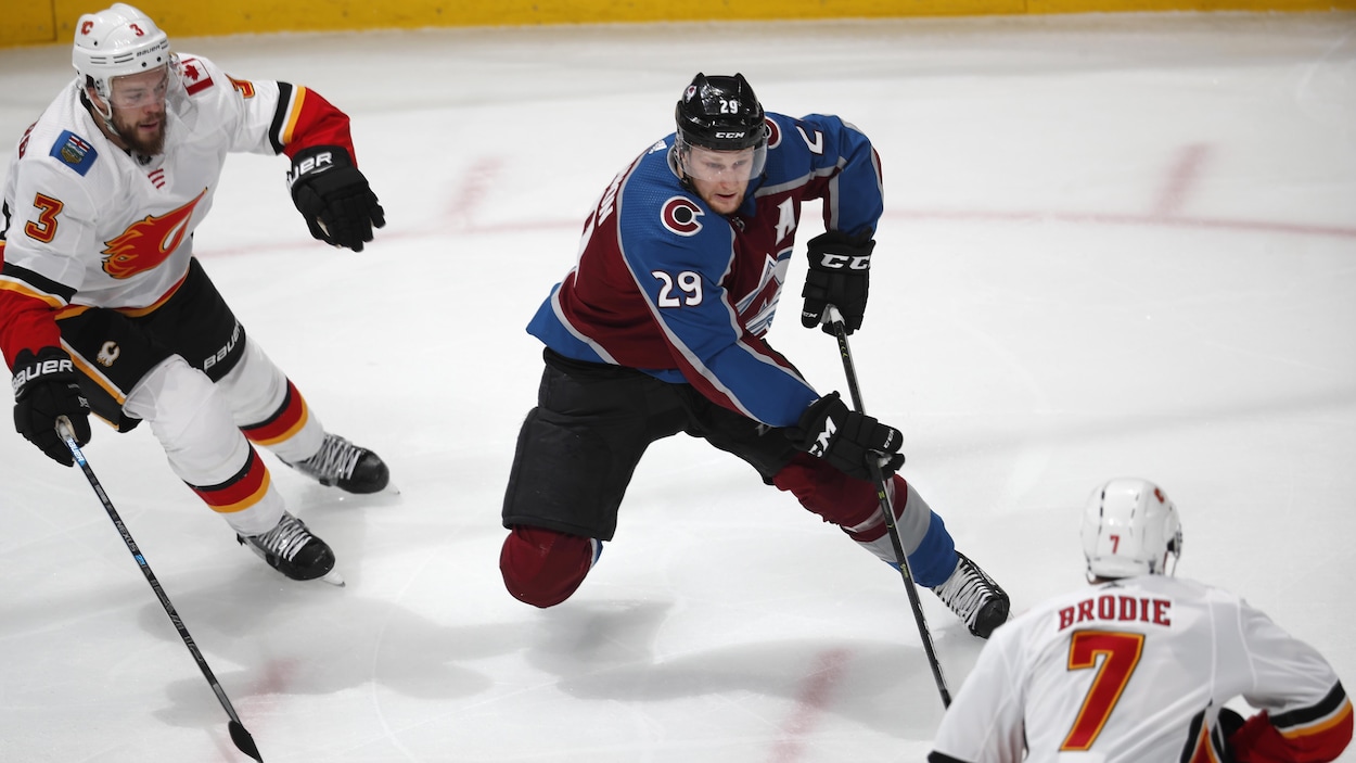 Oscar Fantenberg (no 3), Nathan MacKinnon (no 29) et TJ Brodie (no 7)