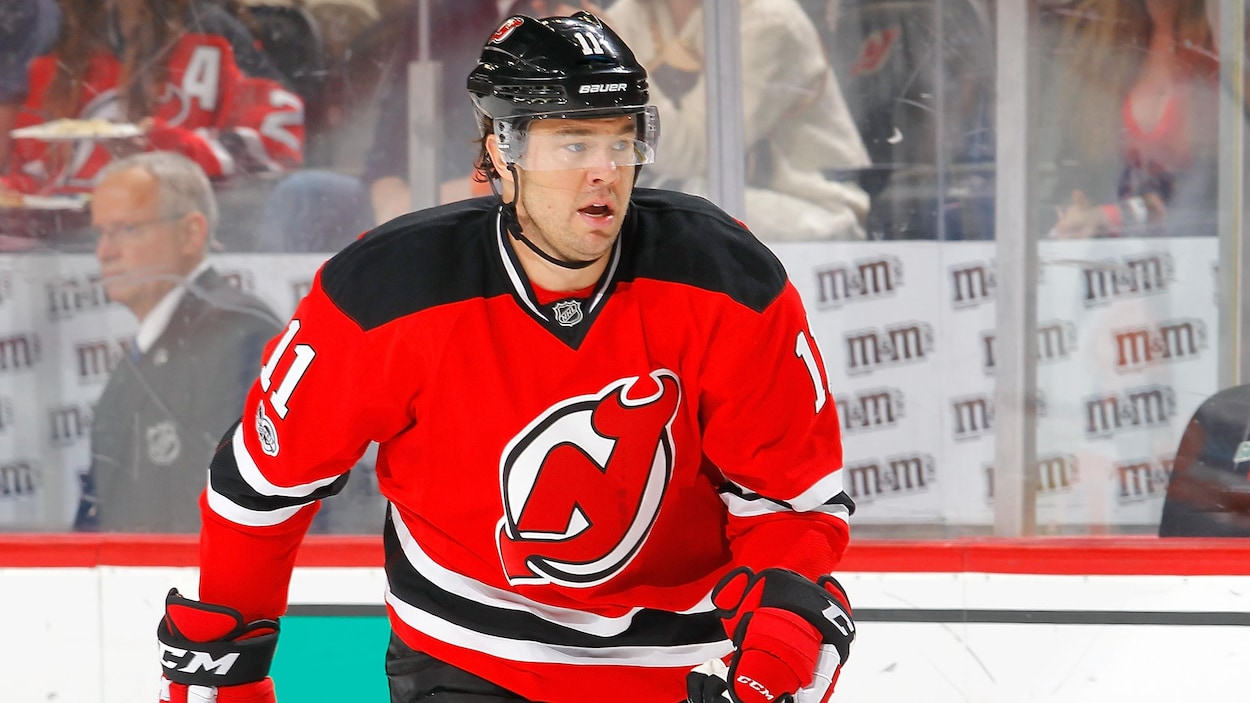 Pierre-Alexandre Parenteau dans l'uniforme des Devils du New Jersey.