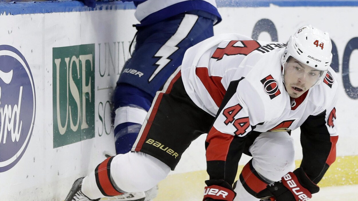Il tente de garder la possession de la rondelle face à Tyler Johnson du Lightning.